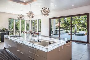 Lx1a: Luxury Contemporary Villa in The Middle of Nature