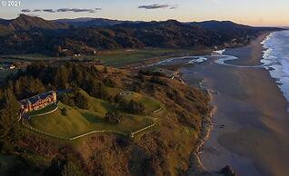 Lx28: Gold Beach Oceanfront Estate