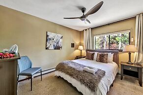 Mv49 Lake Tahoe a Block From the Caverock Beach