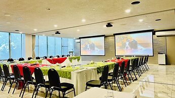 West Plaza Hotel at Lebuu Street