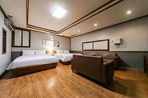 Sharp Hotel