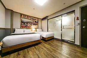 Sharp Hotel
