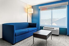 Holiday Inn Express & Suites Detroit North - Roseville by IHG
