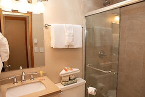 1320 Tennis Townhome 3 Bedroom Townhouse by RedAwning