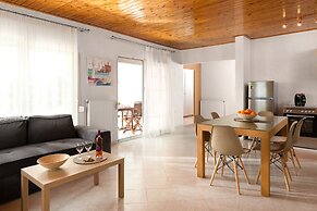 House of Paradise in front of the golf court-sea