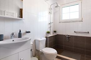 House of Paradise in front of the golf court-sea