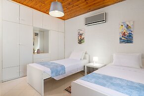 House of Paradise in front of the golf court-sea