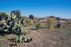 House of Paradise in front of the golf court-sea