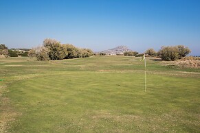 House of Paradise in front of the golf court-sea