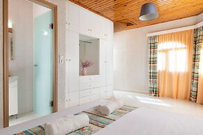 House of Paradise in front of the golf court-sea