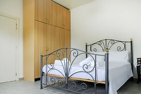 House of Paradise in front of the golf court-sea