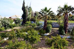 House of Paradise in front of the golf court-sea