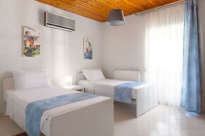 House of Paradise in front of the golf court-sea