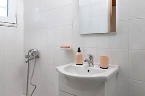 House of Paradise in front of the golf court-sea