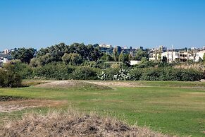 House of Paradise in front of the golf court-sea
