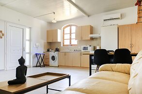 House of Paradise in front of the golf court-sea