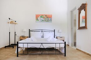 House of Paradise in front of the golf court-sea