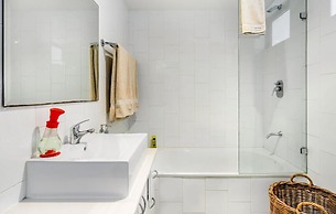 Deluxe Apartment with City Central View