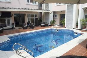 Queensgate Continental Hotel and Suites