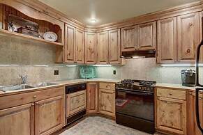 Cozy & Central Arrowhead Ge Townhome 2 Bedroom Condo by RedAwning