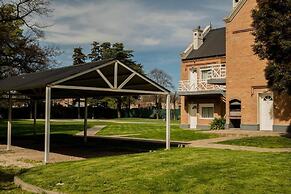 Los Robles Apart Hotel