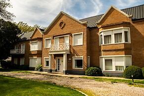 Los Robles Apart Hotel