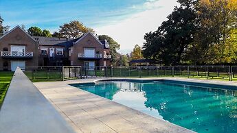 Los Robles Apart Hotel