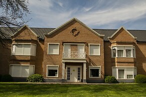 Los Robles Apart Hotel