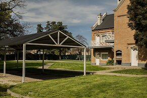 Los Robles Apart Hotel