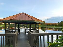 Private Screened Splash Pool Overlooking Tranquil Lake Right Beside Di