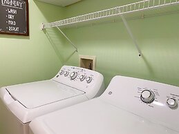 Private Screened Splash Pool Overlooking Tranquil Lake Right Beside Di