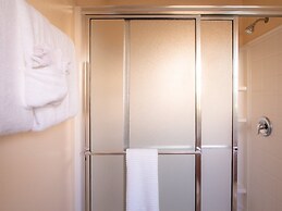 Private Screened Splash Pool Overlooking Tranquil Lake Right Beside Di