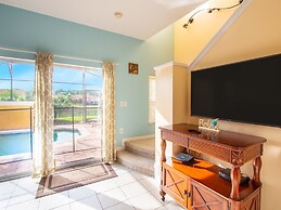 Private Screened Splash Pool Overlooking Tranquil Lake Right Beside Di