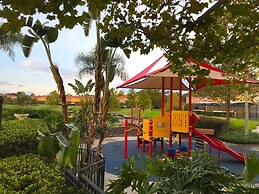 Private Screened Splash Pool Overlooking Tranquil Lake Right Beside Di