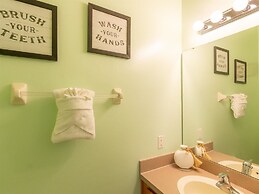 Private Screened Splash Pool Overlooking Tranquil Lake Right Beside Di