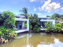 Sunny Resort Lake House