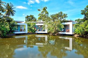 Sunny Resort Lake House