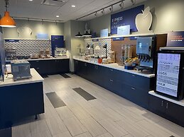 Holiday Inn Express And Suites West Omaha - Elkhorn by IHG