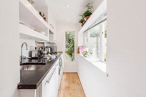 Modern Holland Park apartment