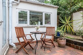 Modern Holland Park apartment