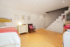 Bright Chic Garden Apartment