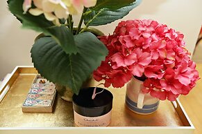 Bright Chic Garden Apartment