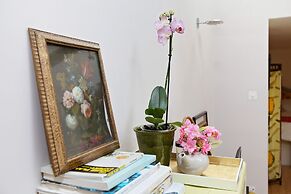 Bright Chic Garden Apartment