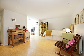 Bright Chic Garden Apartment