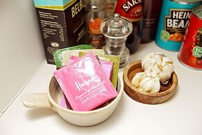 Bright Chic Garden Apartment