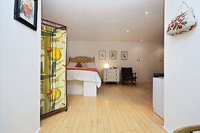 Bright Chic Garden Apartment