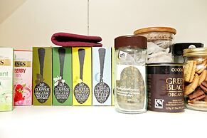 Bright Chic Garden Apartment