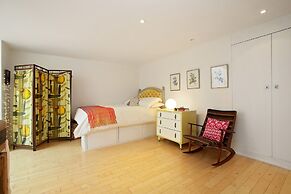 Bright Chic Garden Apartment