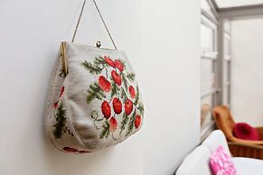 Bright Chic Garden Apartment