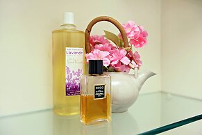 Bright Chic Garden Apartment